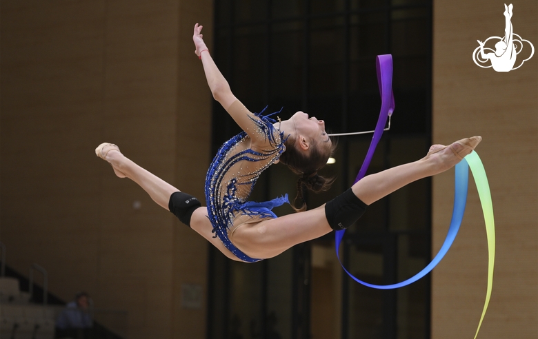 Полина Фролова во время упражнения с лентой