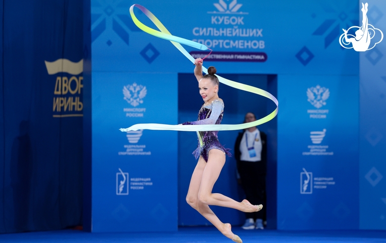 Вера Конопацкая во время упражнения с лентой