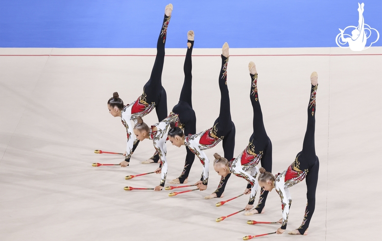 Групповички Академии во время упражнения с булавами