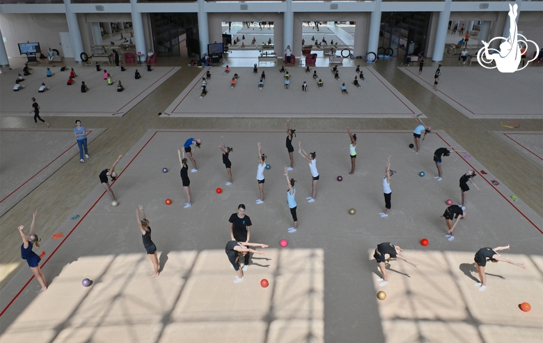 Гимнастки во время занятия на учебно-тренировочных сборах в Академии