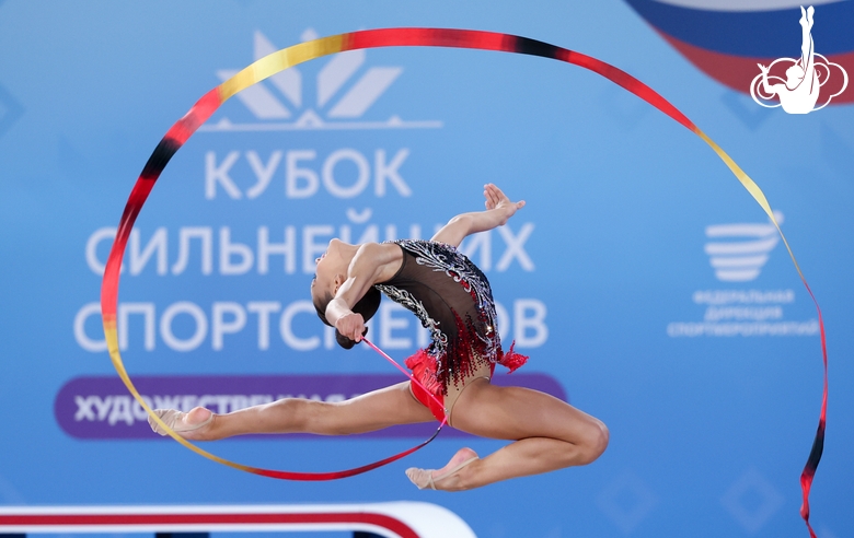 Таисия Сердюкова во время упражнения с лентой