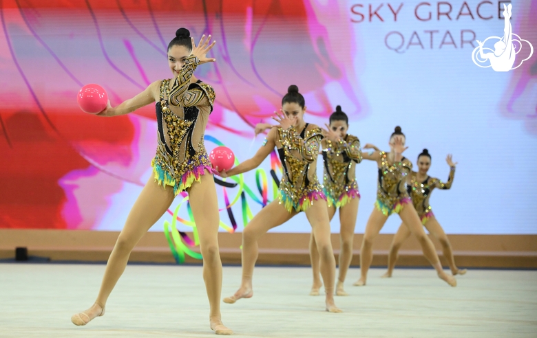 Групповички из Узбекистана во время упражнения с мячами и лентами