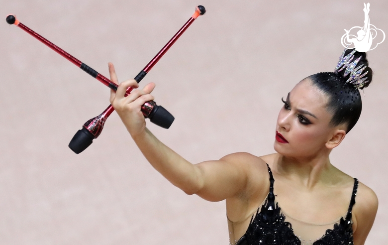 Упражнение с булавами. Лала Крамаренко (Россия)