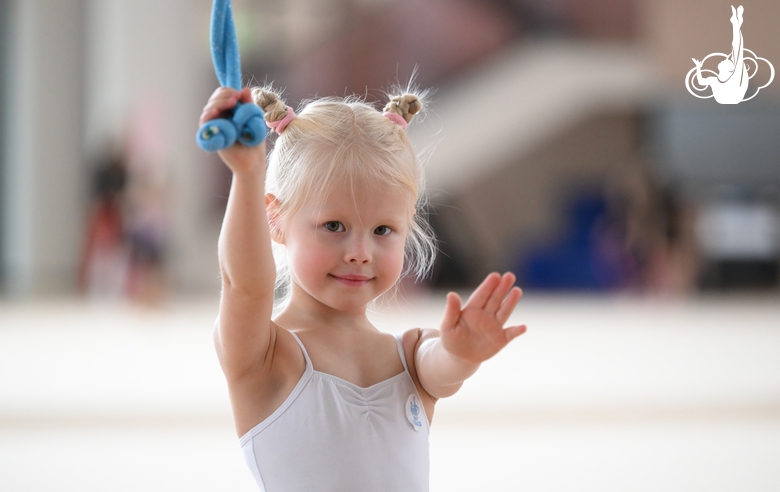 Юная гимнастка во время тренировки