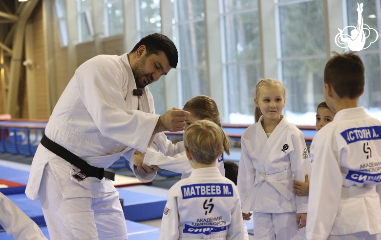 Олимпийский чемпион Тагир Хайбулаев провел мастер-класс для юных дзюдоистов