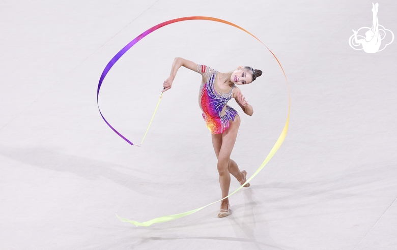 Виктория Зиньковская во время упражнения с лентой