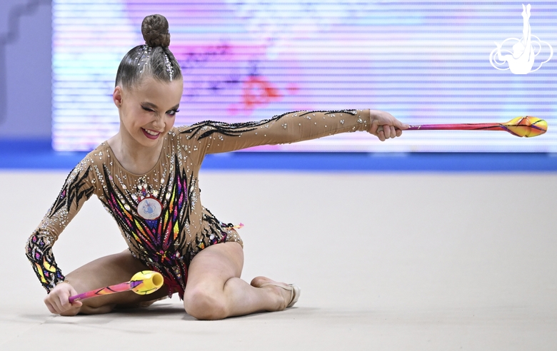 Лия Родионова во время упражнения с булавами