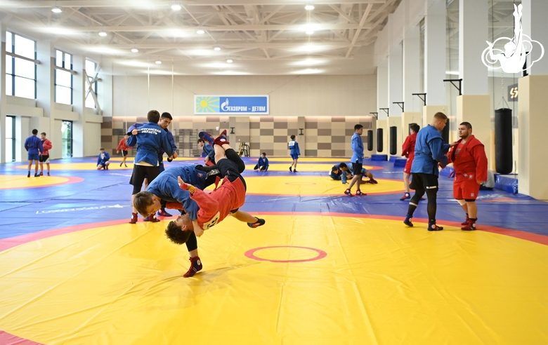 Участники сборов во время тренировки в Академии единоборств