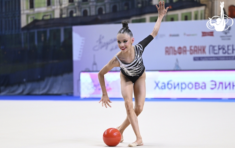 Элина Хабирова во время упражнения с мячом