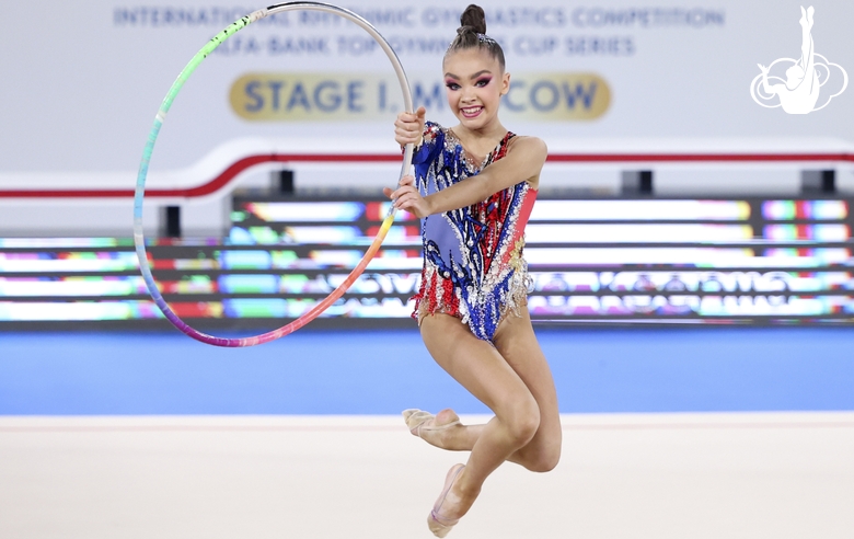 Ксения Савинова во время упражнения с обручем