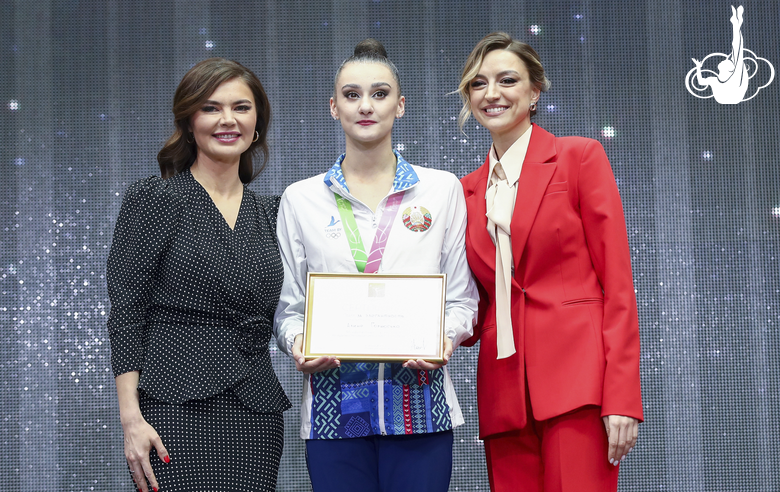 Алина Кабаева, обладательница приза за элегантность Алина Горносько (Россия) и Евгения Канаева (слева направо)