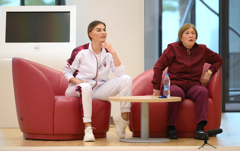 21 мая 2025 года. Олимпийская чемпионка Алина Кабаева вместе со спортивным психологом Евгенией Кузьминовой — на тренировке в Академии