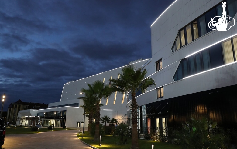 Вечерний вид на фасад комплекса Академии