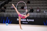 Арина Реквава во время выполнения упражнения с обручем на всероссийском турнире «Кубок "Небесная грация"»