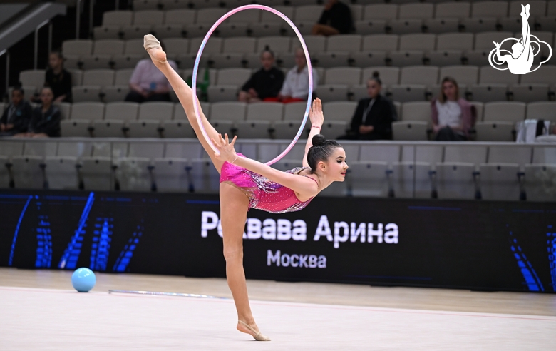 Арина Реквава во время выполнения упражнения с обручем на всероссийском турнире «Кубок "Небесная грация"»