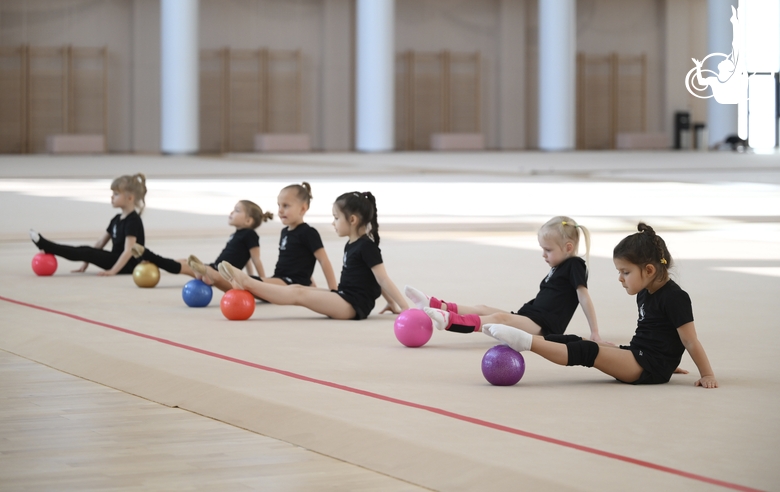 Юные гимнастки во время тренировки