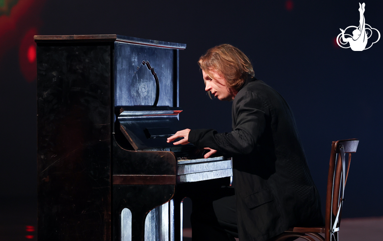 Никола Мельников в номере «Окно»