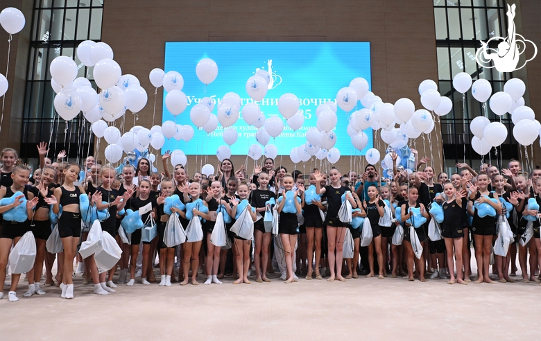 Участницы сборов и специалисты Академии во время отчетного концерта