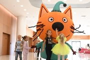 Гости Академии с ростовой куклой из мультфильма «Три кота»
