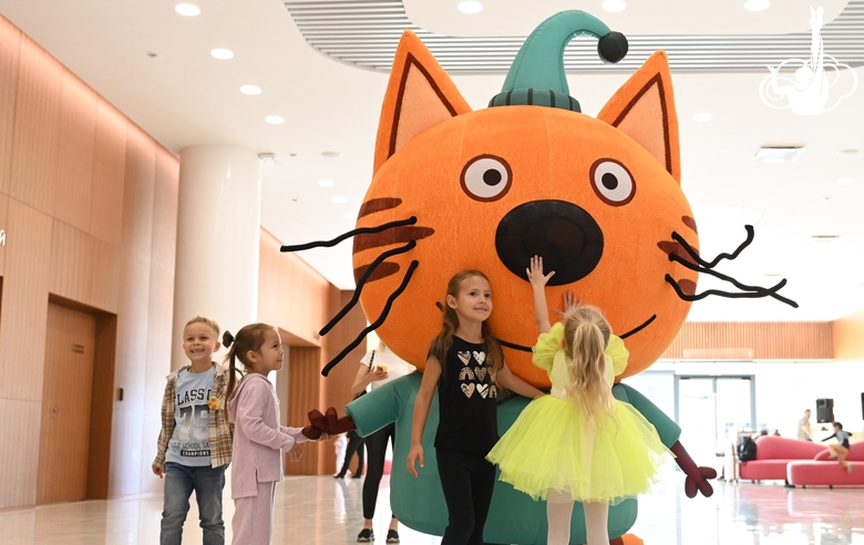 Гости Академии с ростовой куклой из мультфильма «Три кота»