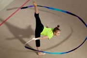 Эльвира Беляева во время упражнения с лентой