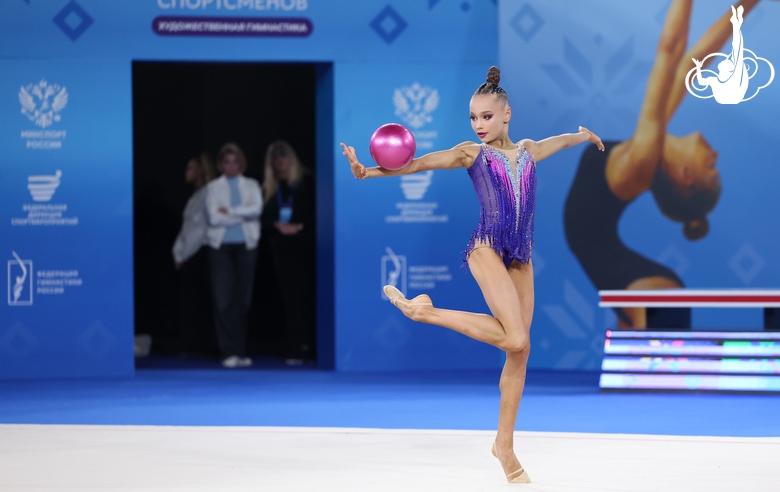 Яна Заикина во время упражнения с мячом