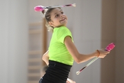 Каролина Тарасова во время упражнения с булавами