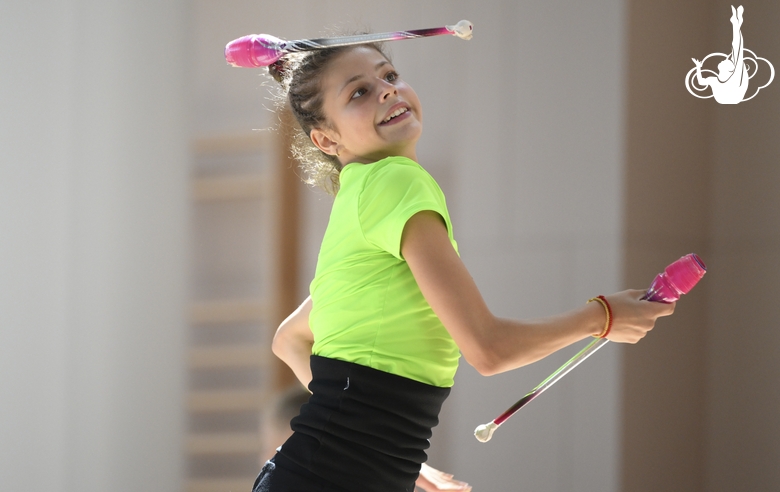 Каролина Тарасова во время упражнения с булавами