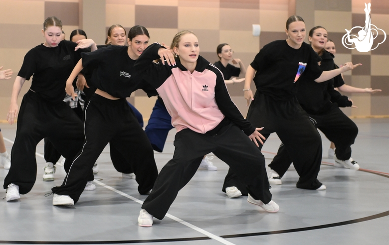 Участницы интенсива студии танца Аллы Духовой TODES во время флешмоба