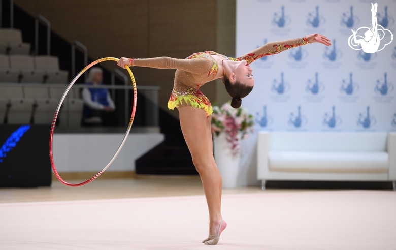 Гимнастка во время упражнения с обручем