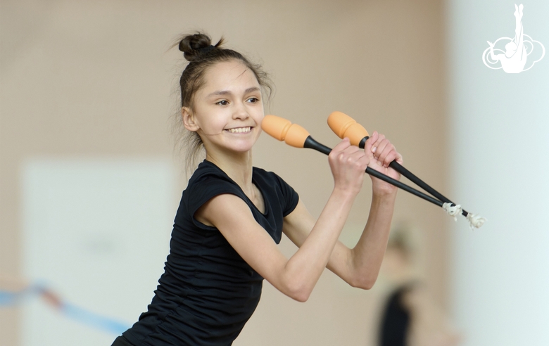 Валерия Медведева во время упражнения с булавами