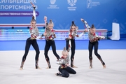 Команда сборной РФ — «Небесной грации» во время упражнения с булавами