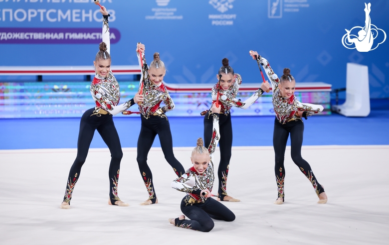 Команда сборной РФ — «Небесной грации» во время упражнения с булавами