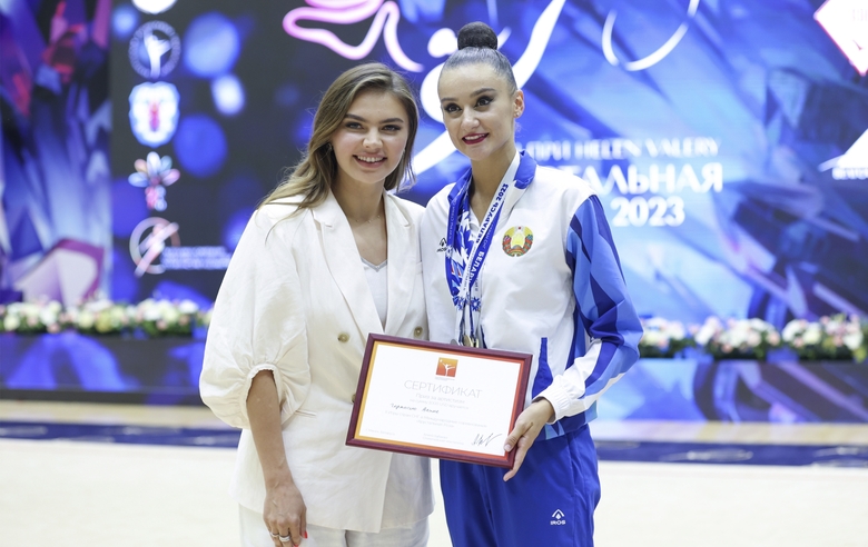 6 августа 2023 года. Минск. Алина Горносько получает специальный приз от Благотворительного фонда Алины Кабаевой на церемонии награждения по итогам II Игр стран СНГ