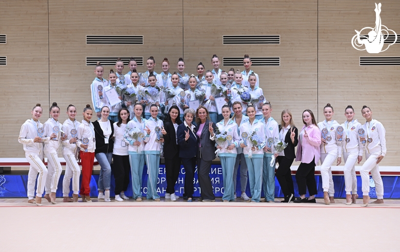 Гимнастки во время церемонии награждения на турнире для партнеров Международной Ассоциации клубов «Небесная грация»