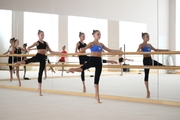 Гимнастки на хореографии во время восстановительных сборов в Академии