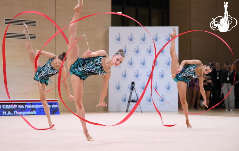 Групповички во время упражнения с лентами