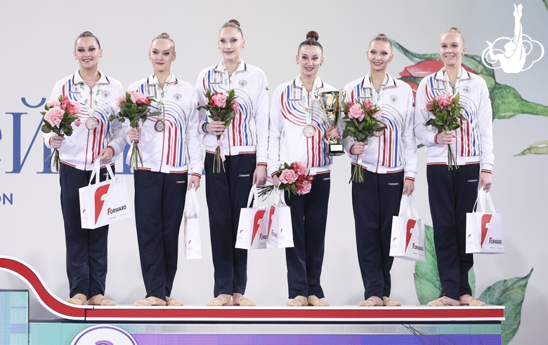 Групповички сборной России во время церемонии награждения