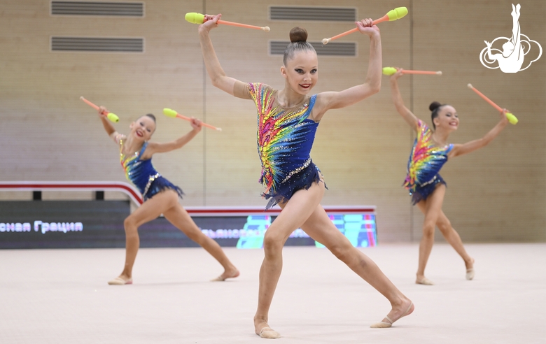 Групповички Ульяновской области во время упражнения с булавами