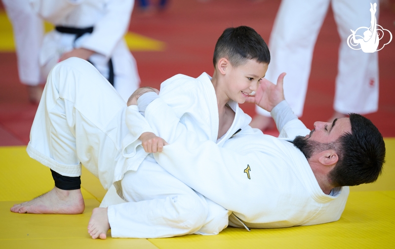 Олимпийский чемпион 2012 года Мансур Исаев с участником фестиваля дзюдо