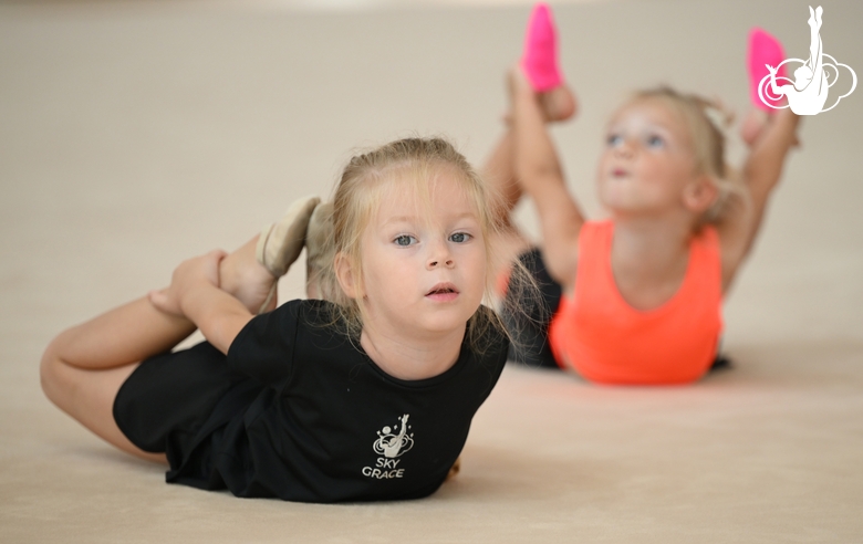 Юные гимнастки во время тренировки