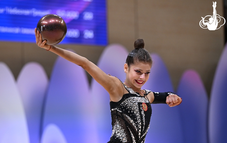 Каролина Тарасова во время выполнения упражнения с мячом на всероссийском турнире «Кубок "Небесная грация"»
