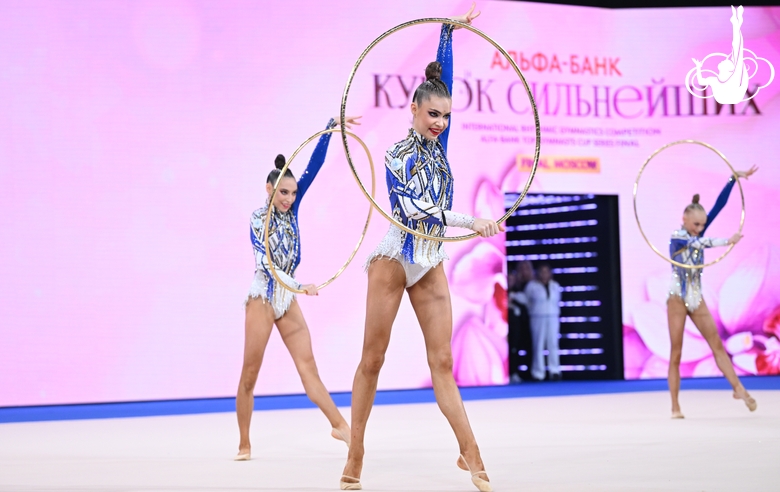 Групповички Академии во время упражнения с обручами