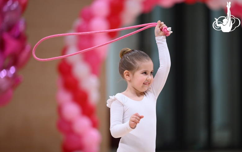 Юная гимнастка во время упражнения со скакалкой на турнире «мАлинка»