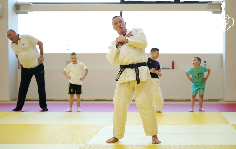 Тренер Евгений Иванов с участниками фестиваля дзюдо