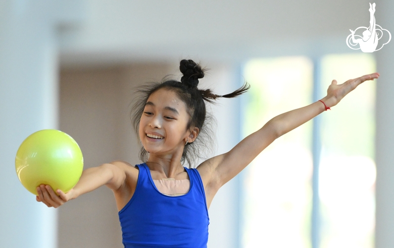 Асель Арапова во время упражнения с мячом