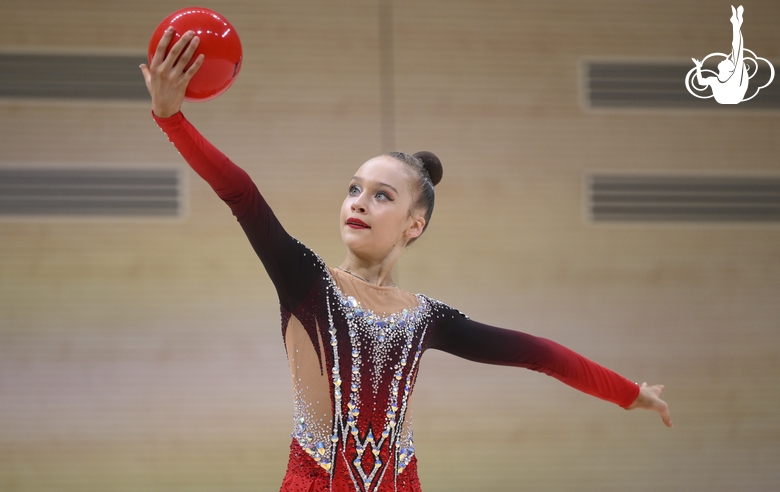 Мирослава Монина во время упражнения с мячом