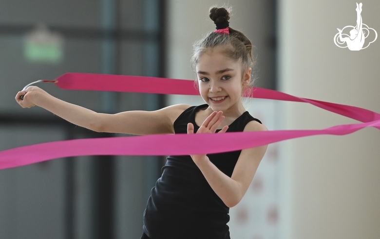 Ксения Савинова во время упражнения с лентой