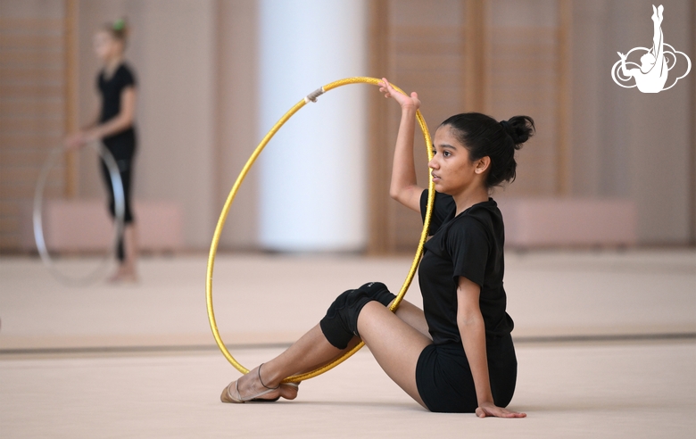 Гимнастка Арья Нитеш Кадам во время тренировки в Академии