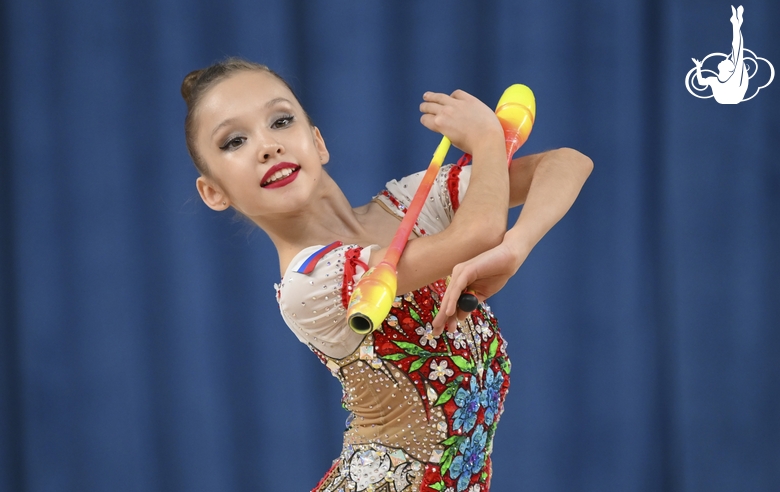 Вероника Малинина во время упражнения с булавами в Академии единоборств